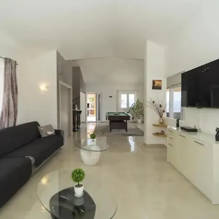 Grski Rat By Guide Vila Prigradica